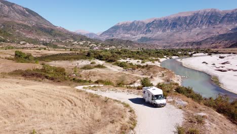 gjirokaster, 알바니아의 vanlife - 캠핑카, drin 강 및 산 - 공중 원 샷
