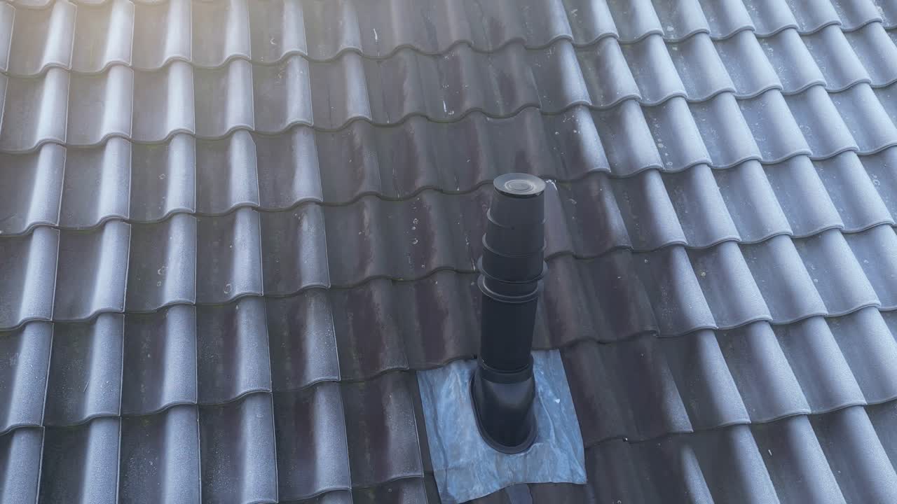 close-up de ventilación de escape del techo del horno en la azotea de una casa residencial