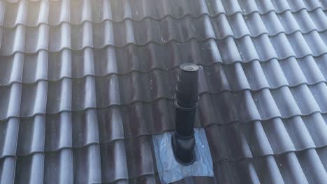 close-up de ventilación de escape del techo del horno en la azotea de una casa residencial