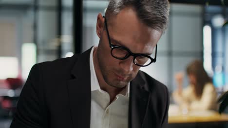 hombre de negocios revisando documentos en la oficina