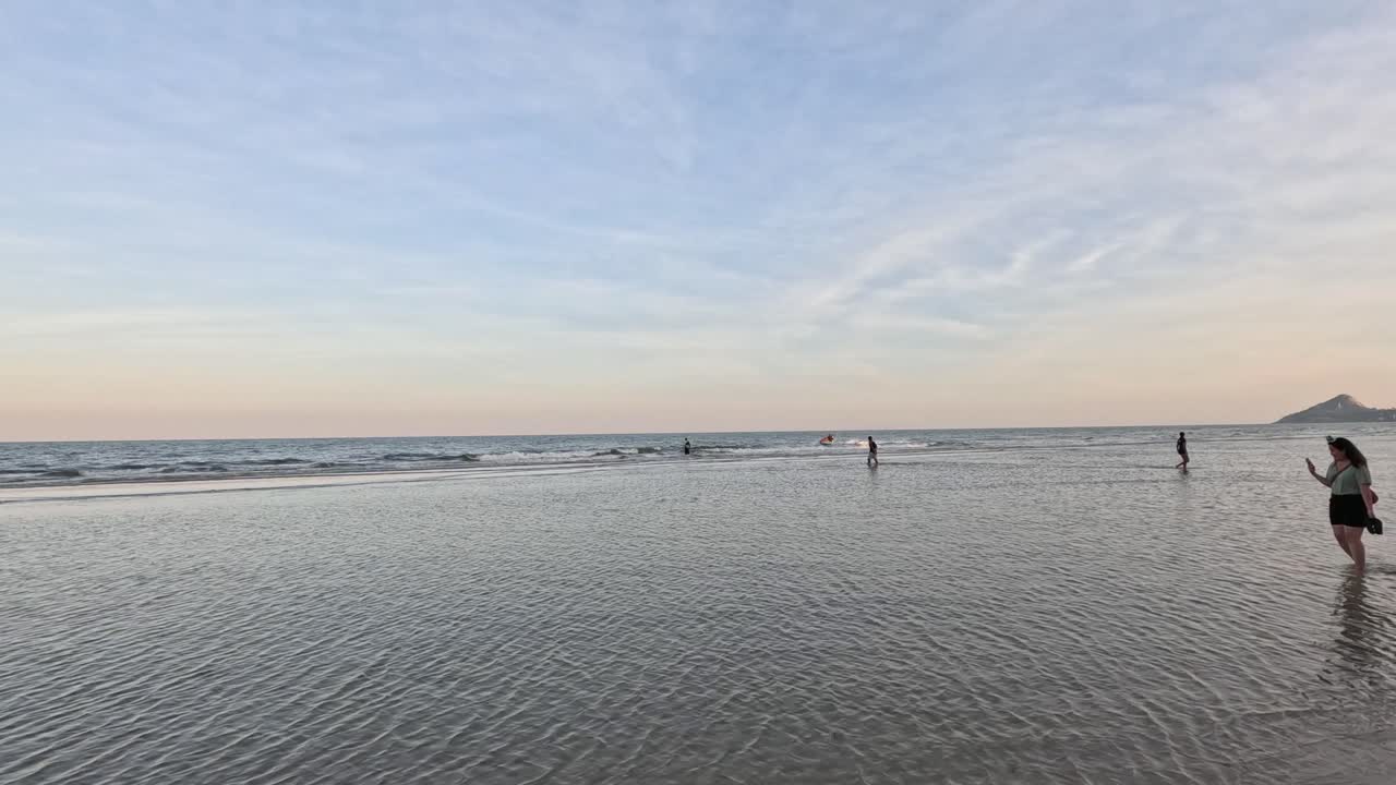 해가 지면 해변에서 는 사람들