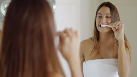 niña cepillándose los dientes por la mañana