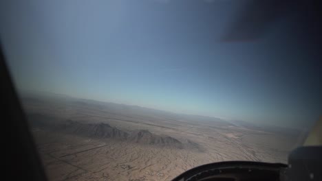 Volando-Dentro-De-Un-Helicóptero-Mirando-Por-La-Ventana_03