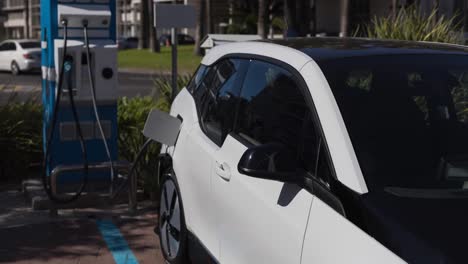 Coche-Eléctrico-Cargando-En-La-Estación-De-Carga-De-Vehículos-Eléctricos.