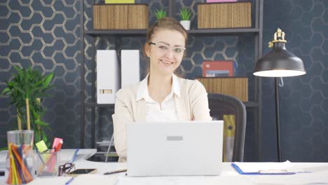 Retrato-De-Mujer-De-Negocios-Confiable-Y-Leal.