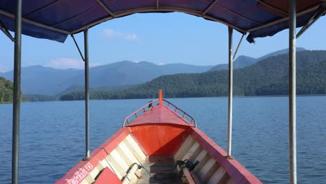 viaje en barco a través de un lago tranquilo y pintoresco