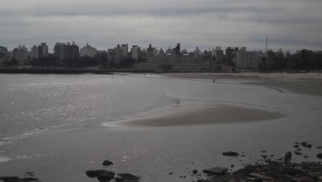 Toma-Estática-De-Playa-Ramírez-En-Un-Día-Nublado