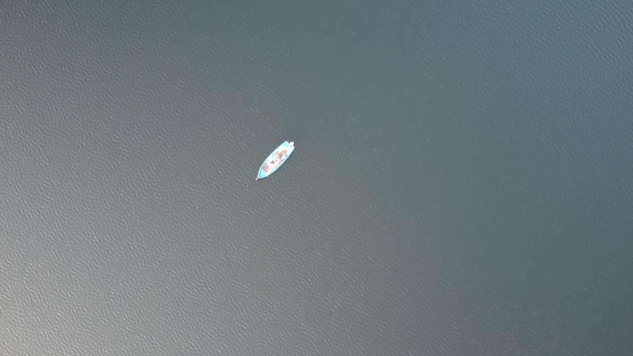 imágenes de un barco típico en medio del magnífico lago de capolago en 4k