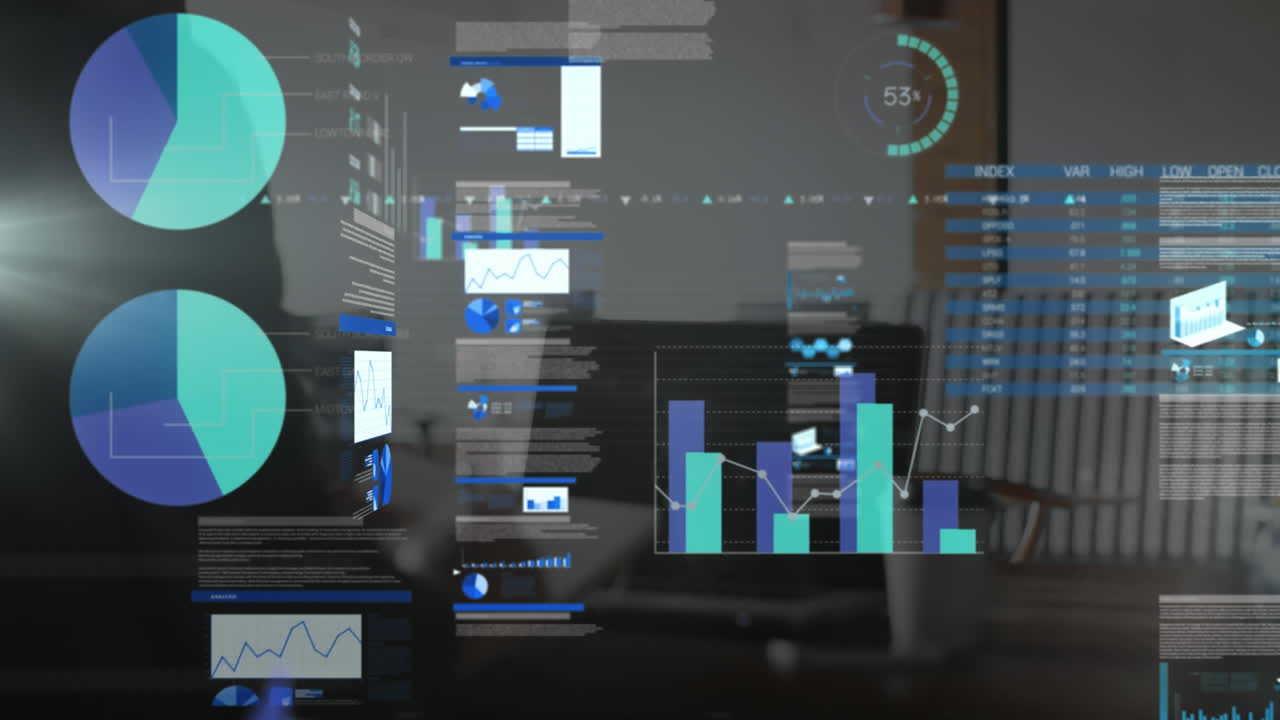 animación del procesamiento de datos financieros en una computadora portátil