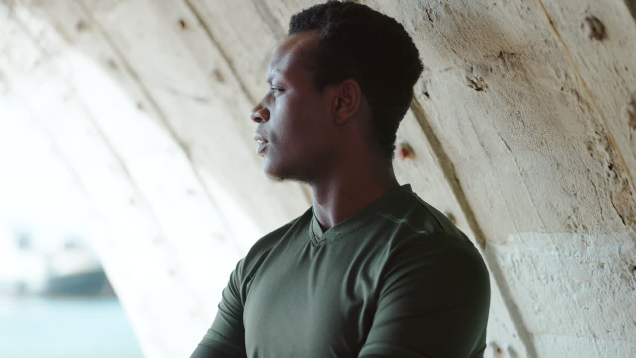 pensamiento, al aire libre y hombre negro con aptitud