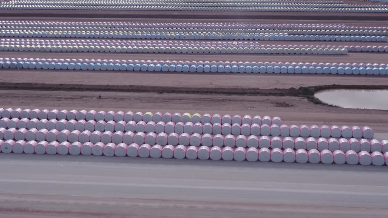 clip de retroceso aéreo de módulos de algodón en un campo en trangie en el oeste de nsw
