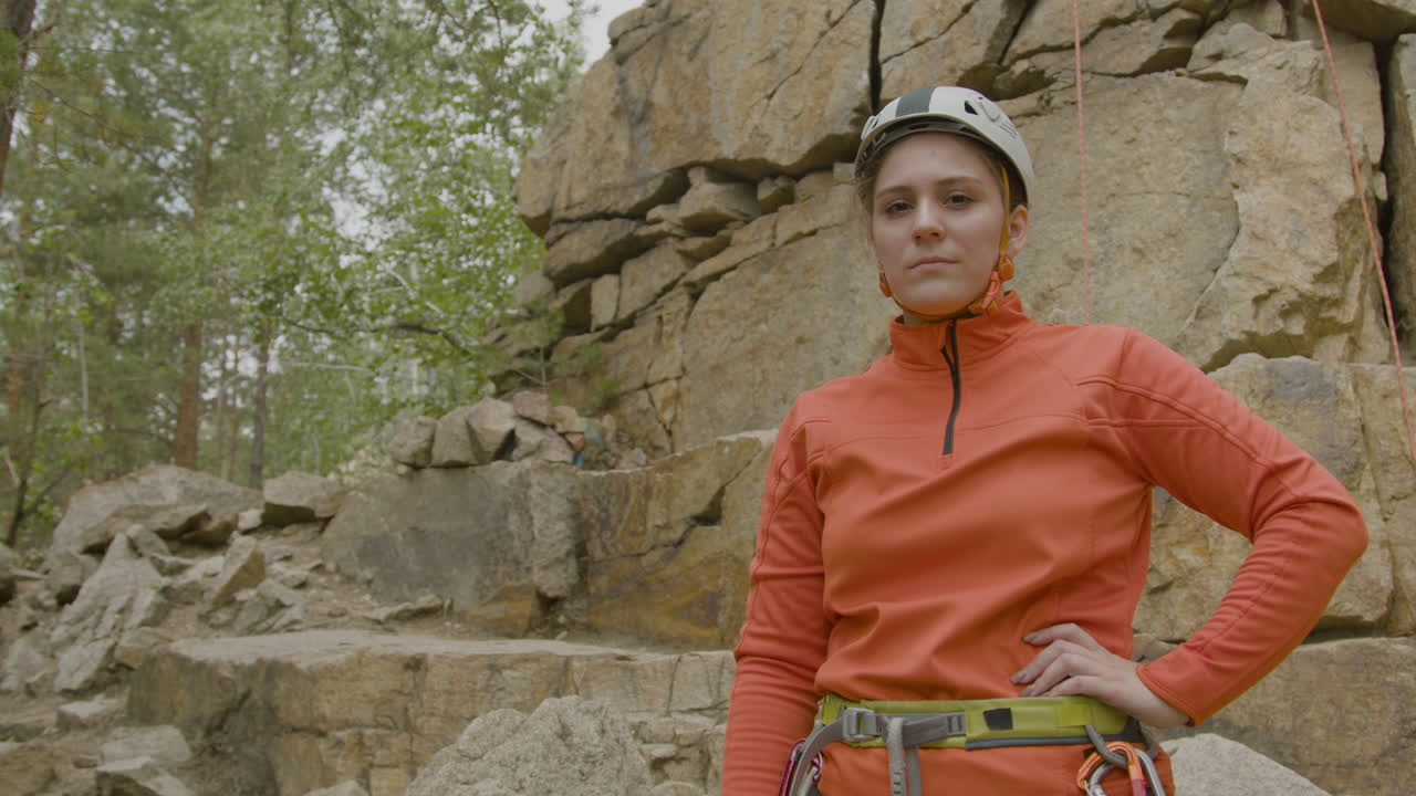 escalador en la parte inferior del acantilado