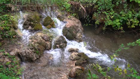 Wasser-Fließt-Mit-¼-Geschwindigkeit-An-Großen-Moosbedeckten-Felsen-Im-Krka-Nationalpark-In-Kroatien-Vorbei