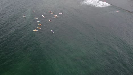 Luftdrohnenaufnahme-Von-Surfern,-Die-In-Der-Bucht-Von-Sayulita,-Mexiko,-Auf-Wellen-Warten