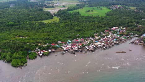 Dichter-Wald-Mit-Küstensiedlung-Auf-Saint-Bernard-In-South-Leyte,-Philippinen