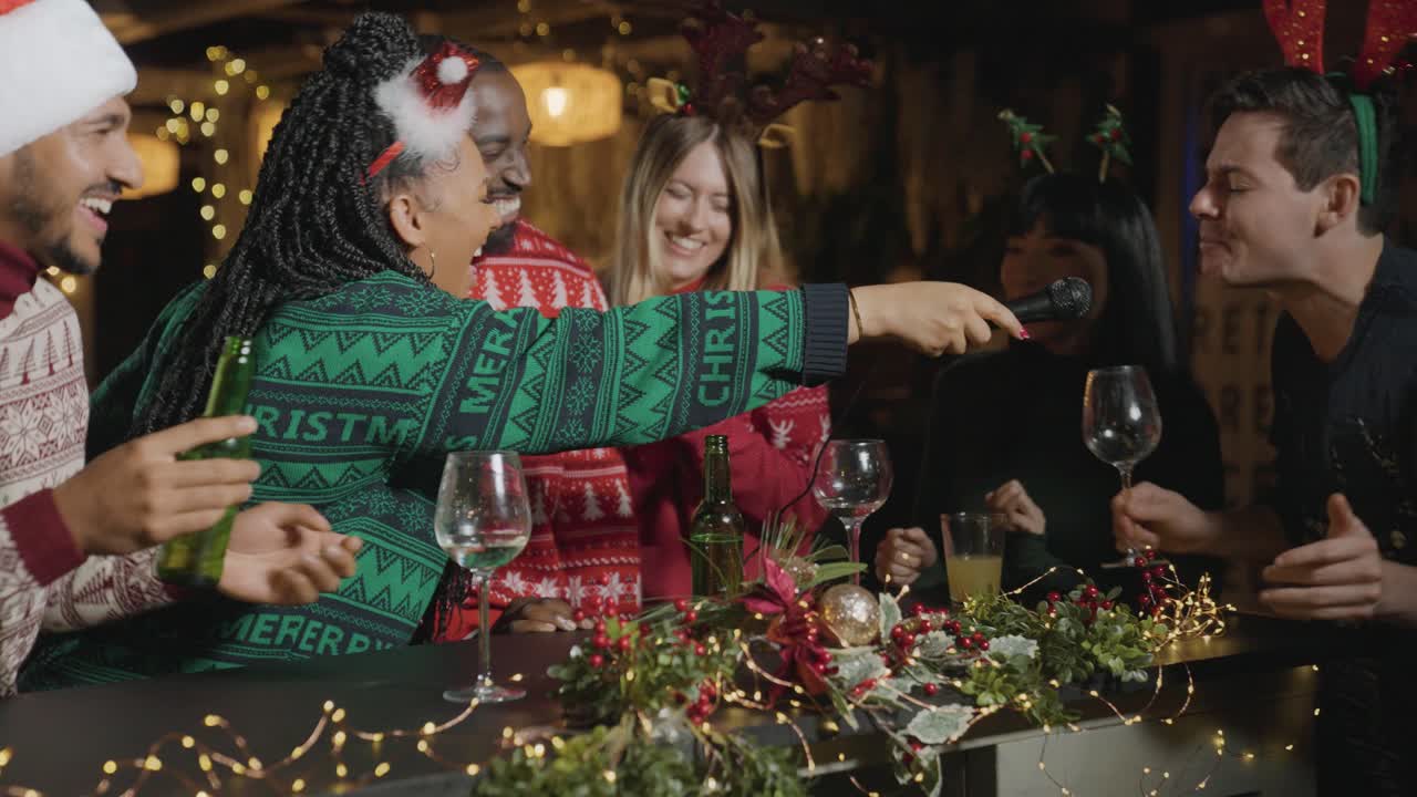 가라오케 바에서 노래하는 친구들의 작은 그룹에서 멀어지는 추적 샷