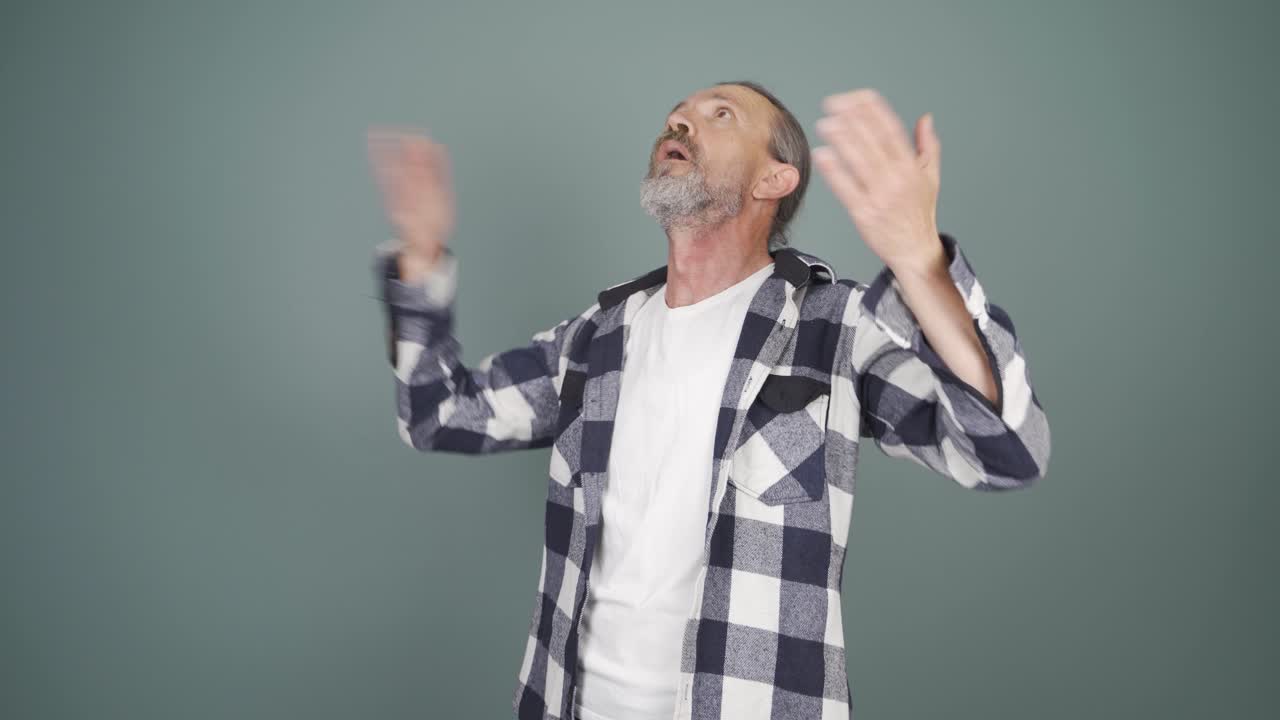 la alta temperatura del aire está asfixiando al hombre.