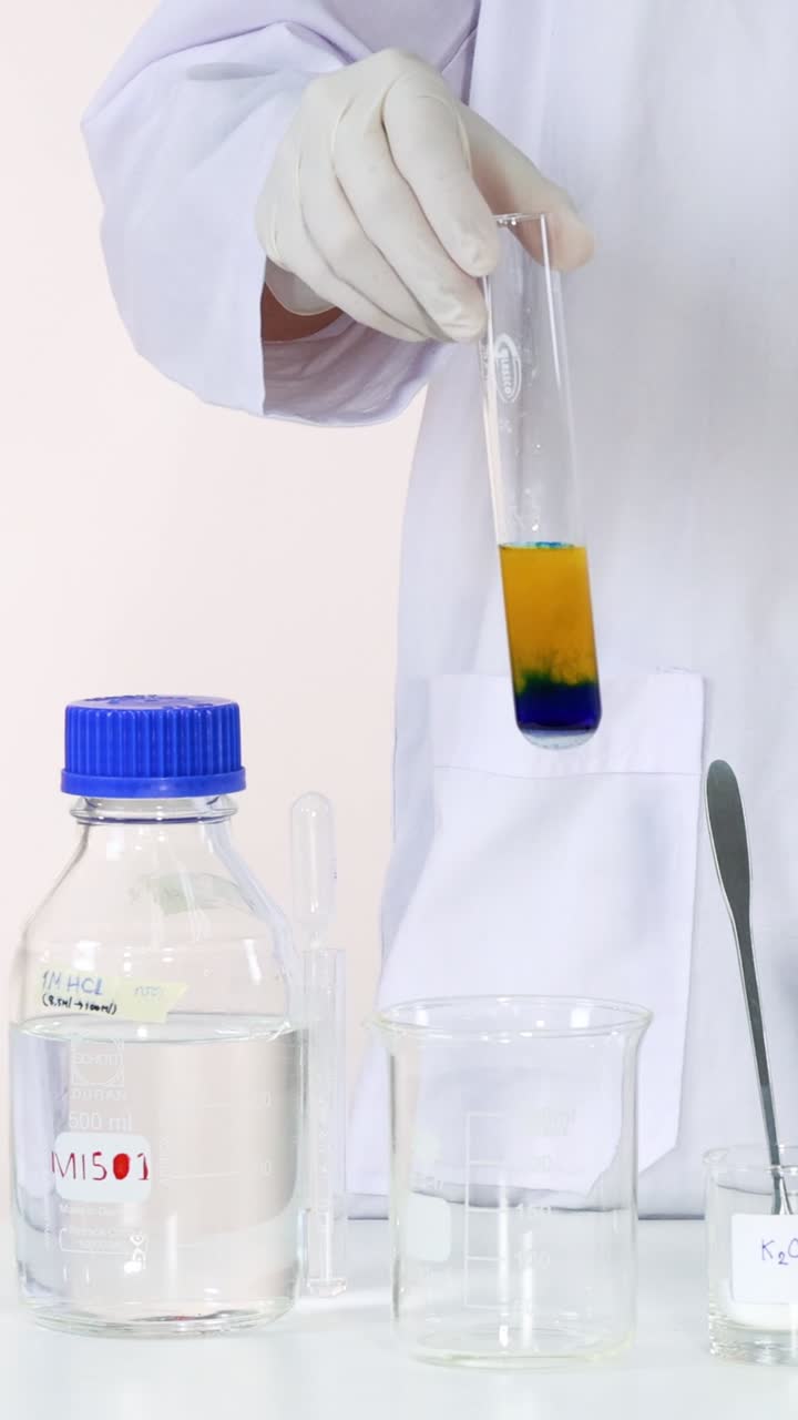 과학자는 활기찬 화학 반응 실험을 수행합니다.