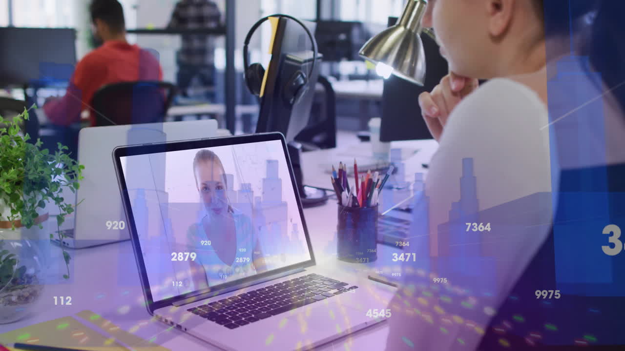 Videochiamata su laptop con animazione di dati finanziari su uno sfondo d'ufficio.