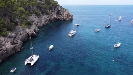 Barcos-Amarrados-En-Aguas-Cristalinas-En-Las-Aguas-De-Mallorca,-Islas-Baleares