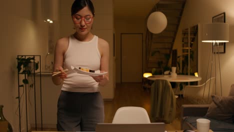 mujer comiendo sushi en casa