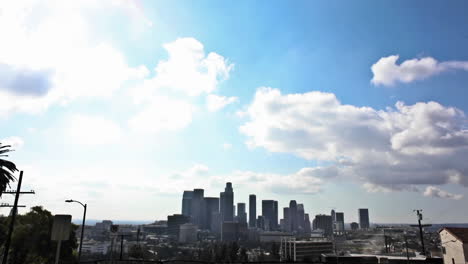 Zeitraffer-Von-Wolken,-Die-Dramatisch-über-Eine-Stadt-Ziehen