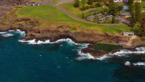 Kiama-Harbour-Light-And-Kiama-Rock-Pool-near-Blowhole-Point-In-NSW,-Australia