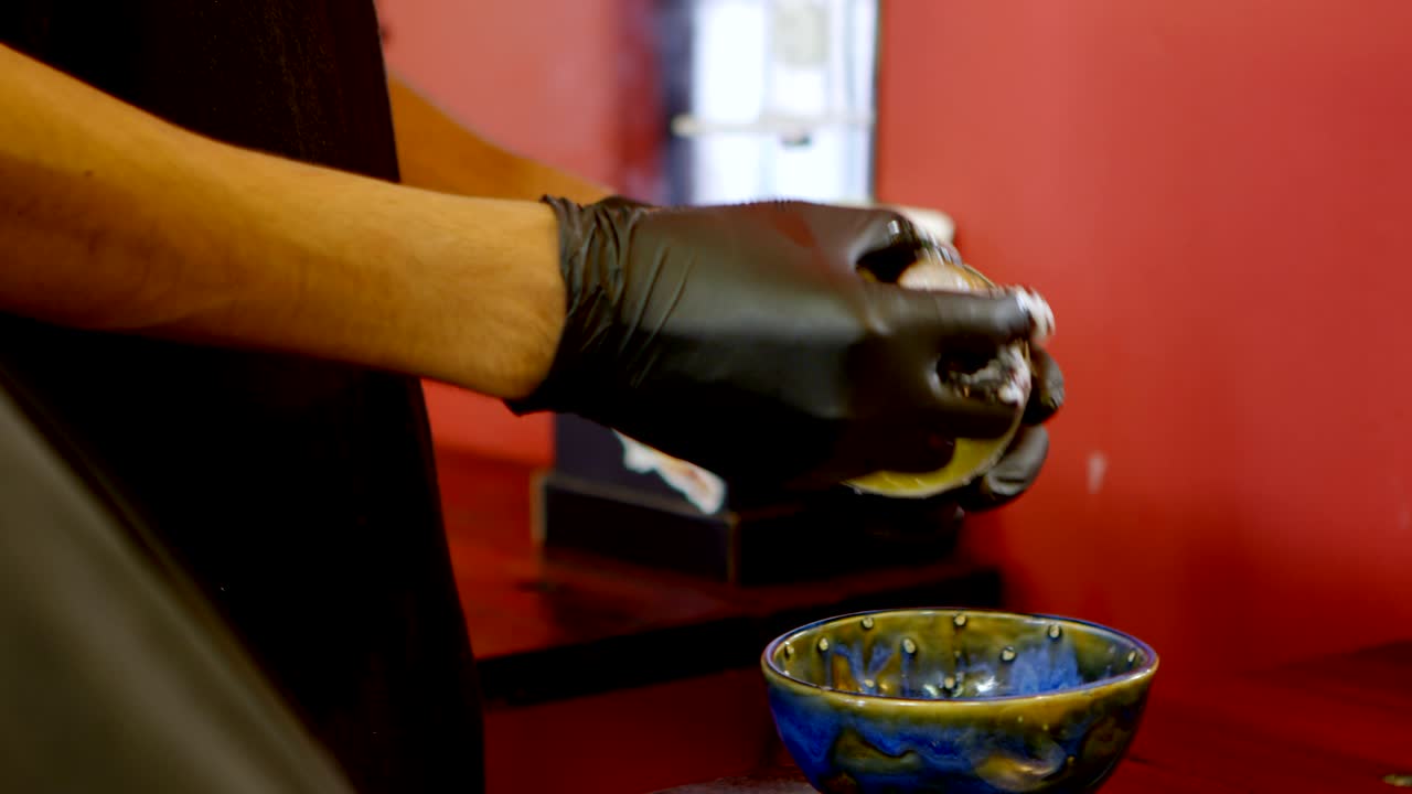 peluquero usando crema de afeitar en el salón de peluquería 4k