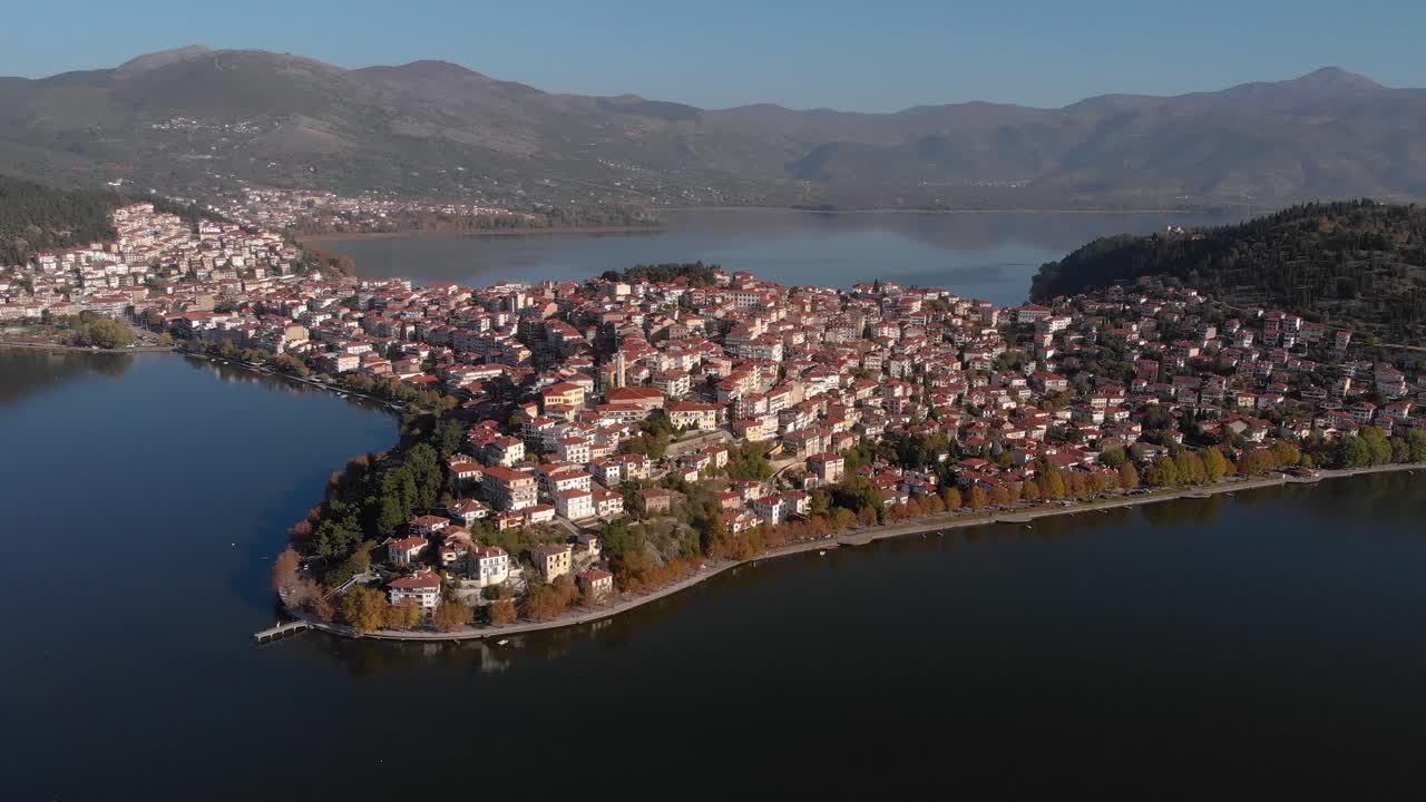Yunanistan'ın Kastoria şehrinde şafak vakti çekilmiş havadan ilgi noktası görüntüleri, 4K.