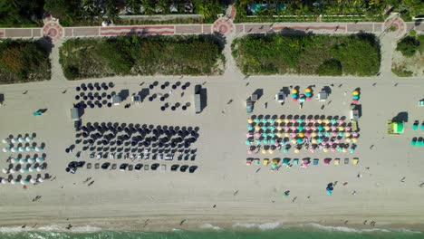 Toma-Aérea-De-Drones-De-Coloridas-Sombrillas-A-Lo-Largo-De-La-Playa