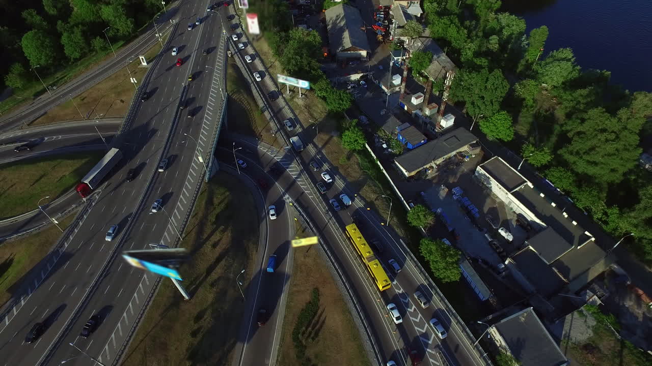 conducir en una intersección de autopista en el paisaje urbano
