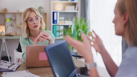 Frauen-Diskutieren-Projekt-Im-Büro