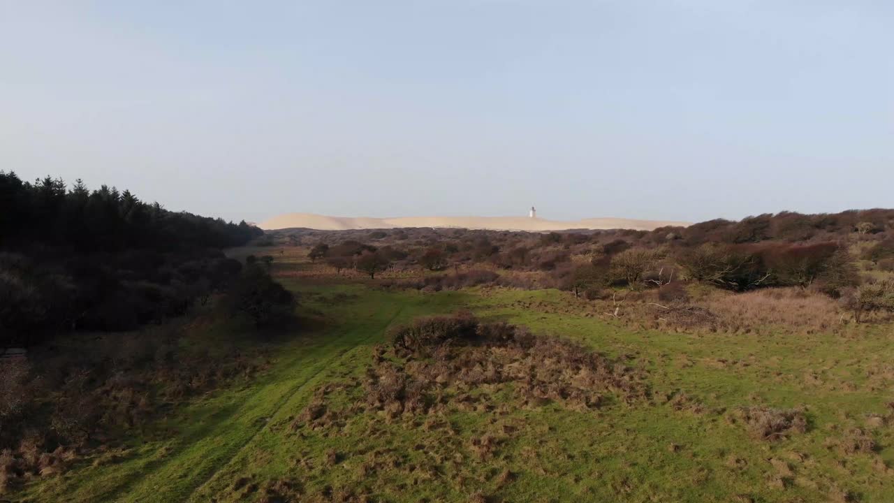 вид с воздуха на маяк в рубьерг кнуде на берегу северного моря, дания