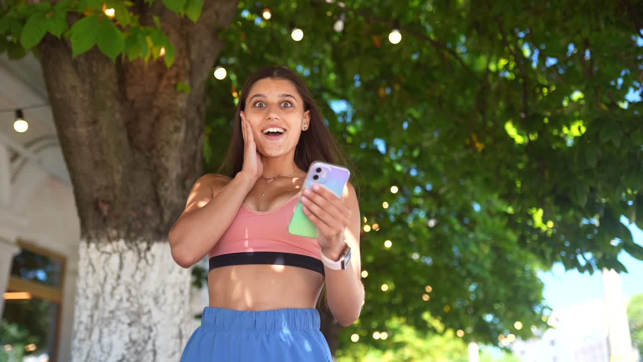 mujer usando el teléfono afuera