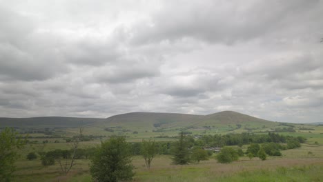 Zeitraffer-Mit-Stürmischem-Himmel,-60-fach,-Mit-Fernen-Hügeln-In-Der-Englischen-Landschaft,-Sony-FX30