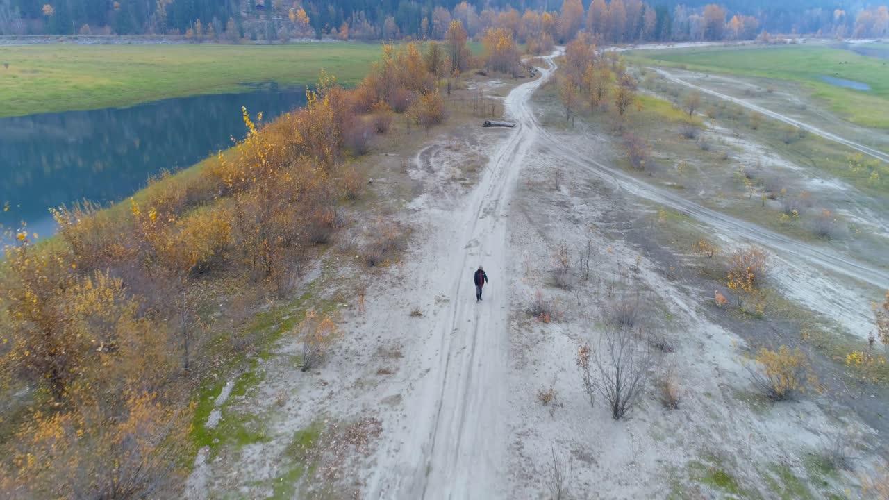 ⁇  트랙 4k에서 개와 놀고 있는 남자