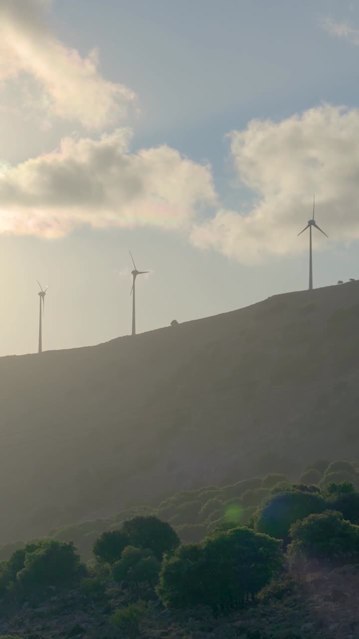 parque eólico en una ladera al amanecer o al atardecer