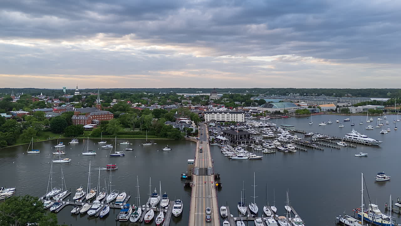 El puente levadizo de Spa Creek, que conecta el centro de Annapolis con Eastport, se abre al tráfico. - Timelapse