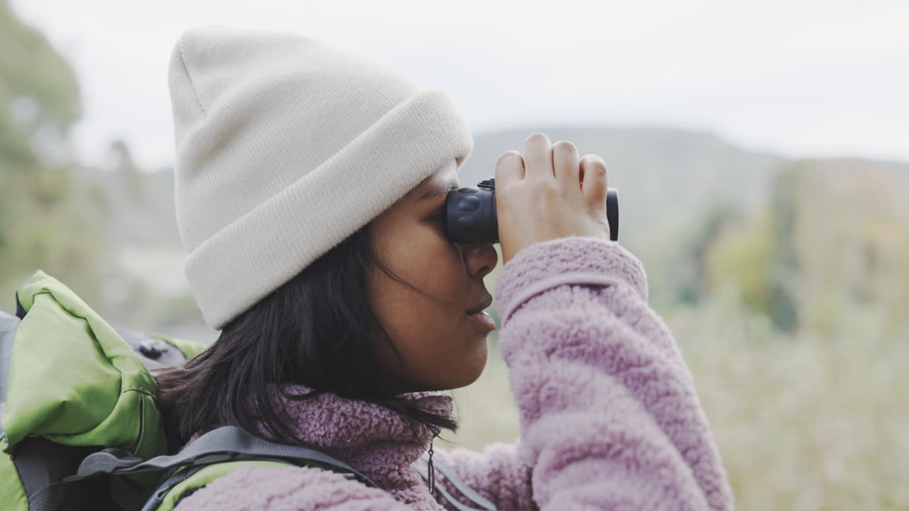 binoculares, naturaleza o mujer caminando en un viaje