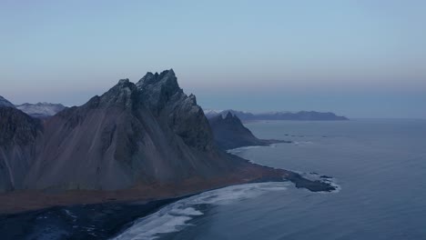 Vestrahorn-Berg-Auf-Der-Stokksnes-Halbinsel-In-Island,-Luftaufnahme-Mit-Brunnhorn-Berg-In-Der-Ferne