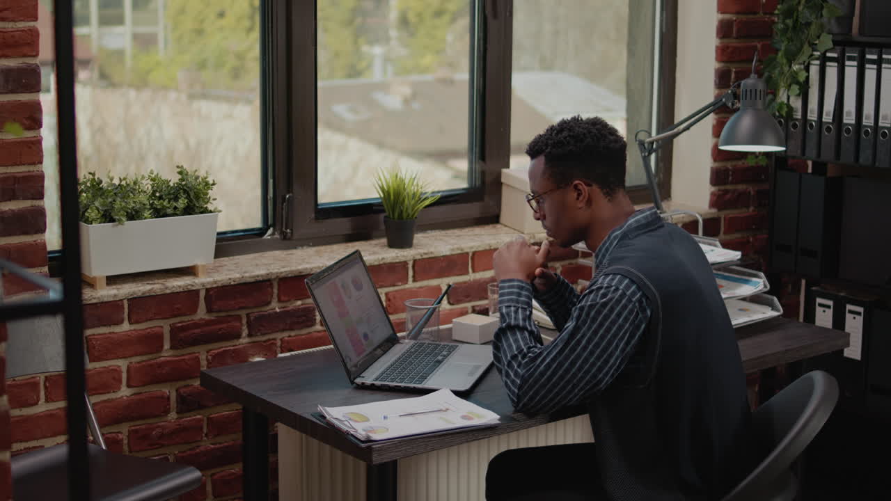 Stressed employee failing to do financial presentation on laptop
