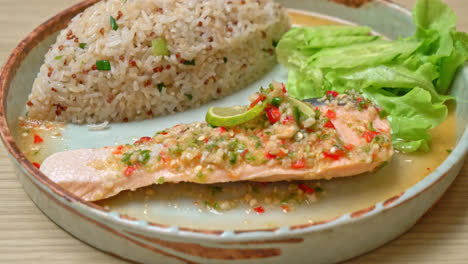 Gebratener-Quinoa-Reis-Mit-Gedämpftem-Lachs-In-Limetten-Chili-Dressing---Gesunder-Food-Stil