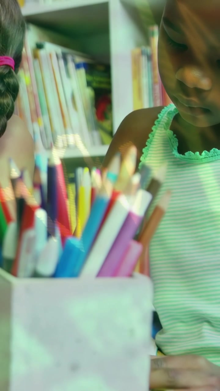 Video verticale: Ragazza che prende matite colorate in classe con un'onda verde, selezionando per l'arte