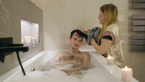 una pareja relajándose en un baño.