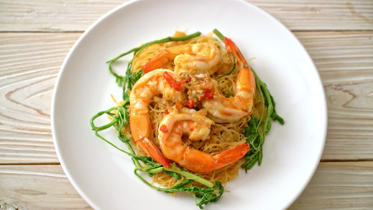 Stir-fried rice vermicelli and water mimosa with shrimps