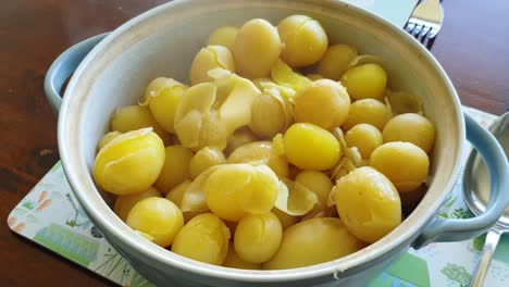 deliciosas patatas calientes cocidas con mantequilla derretida al vapor en el plato de servicio para el almuerzo y la cena asados del domingo