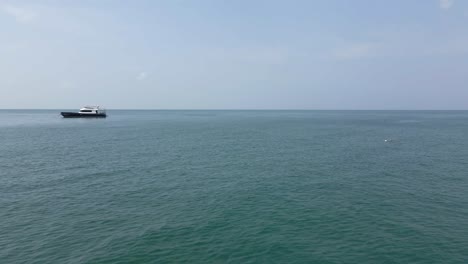 저공비행:바다에 여러 줄이 있는 태국의 어선