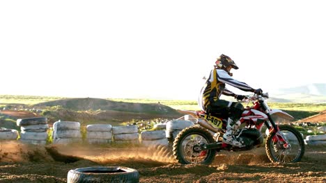 hombre montando una bicicleta de moto cross