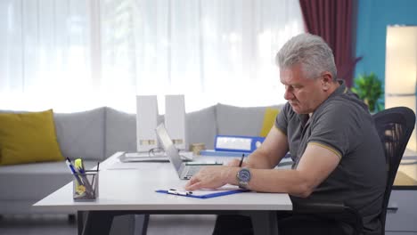 Hombre-Trabajador-De-Oficina-En-Casa-Haciendo-Investigación.