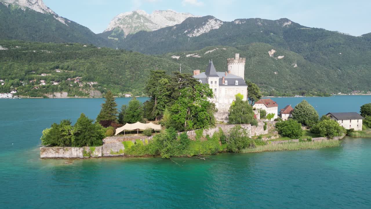 Chateau de Duingt, sul Lago di Annecy Francia, drone, aerea, vista a volo d'uccello
